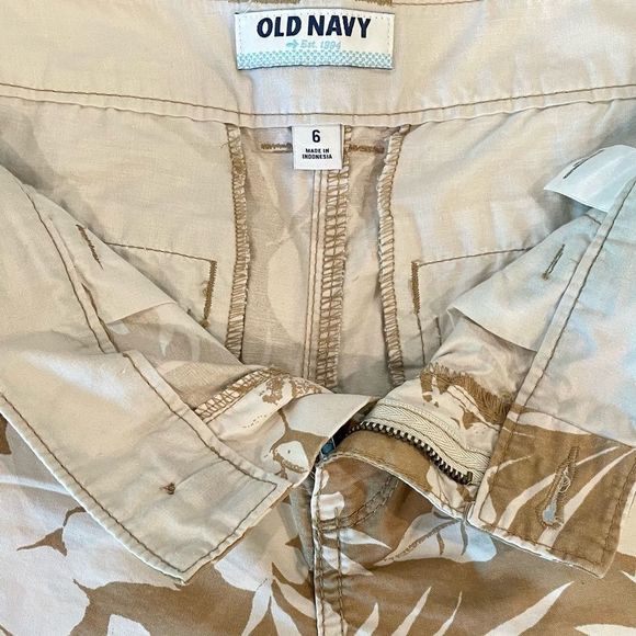 Old NAVY TROPICAL HIBISCUS PRINT SHORTS IN TAN & WHITE Excellent Condition - Picture 4 of 5